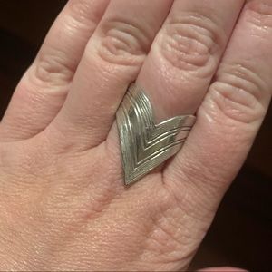 Chevron ring